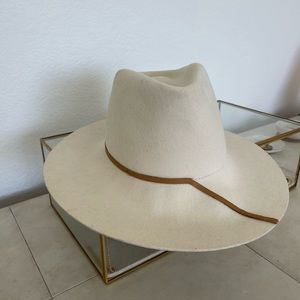 Janessa Leone Lennon Hat in White - 100% Wool Size Medium